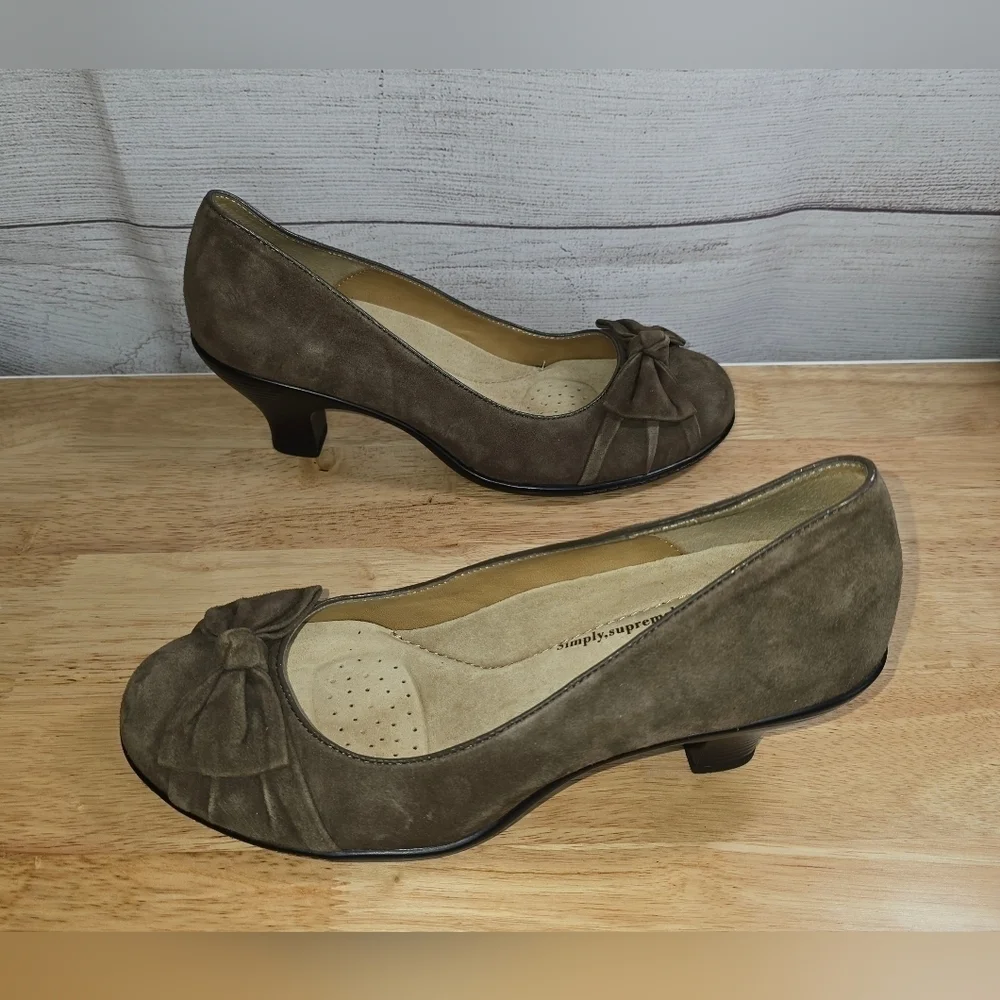 Softspots Mocha Brown Suede Bow Heels Size 8.5 WIDE